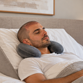 Representación digital de un hombre con injerto capilar reciente descansando con el tronco elevado y cojín cervical