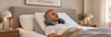 Representación digital de un hombre con injerto capilar reciente descansando con el tronco elevado y cojín cervical
