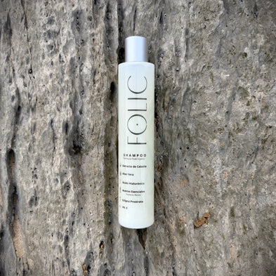 Champú FOLIC para el cuidado del cabello injertado sobre roca en naturaleza