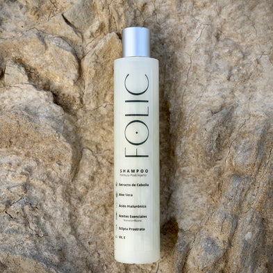 Champú FOLIC para el cuidado del cabello injertado sobre roca en naturaleza