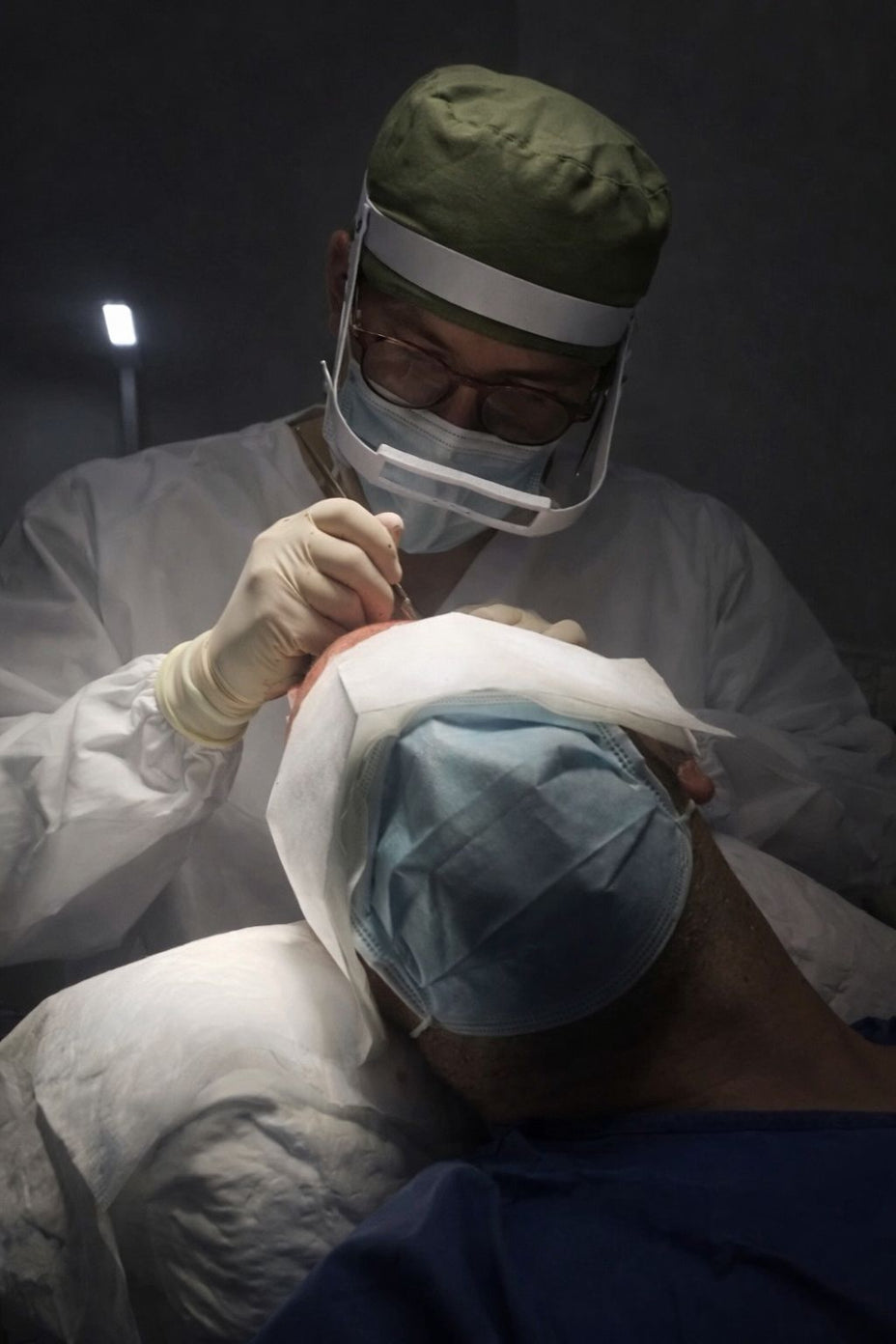 medico haciendo incisiones durante injerto capilar